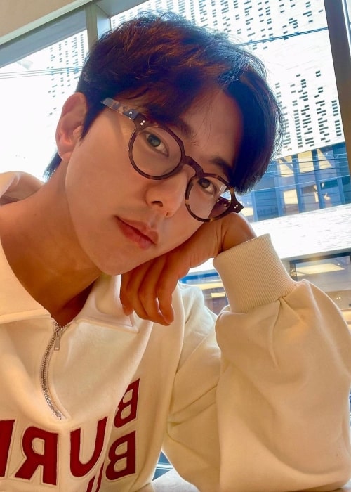 Yoon Hyun-min taking a selfie in December 2021