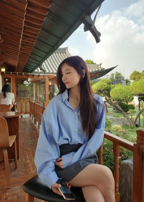 Jiae posing for a picture in May 2023