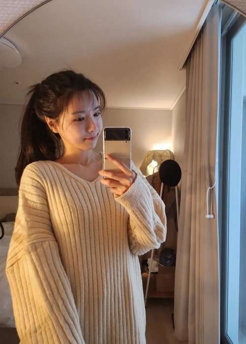 Jiae as seen while taking a mirror selfie in January 2023