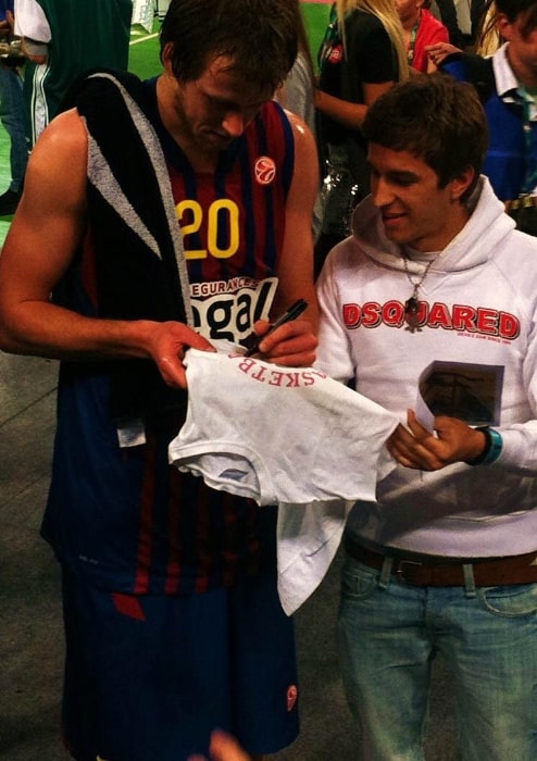 Joe Ingles pictured while signing autograph in 2011