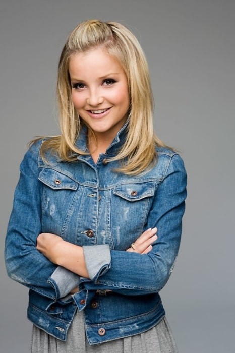 Helen Skelton as seen while smiling in a still in 2011