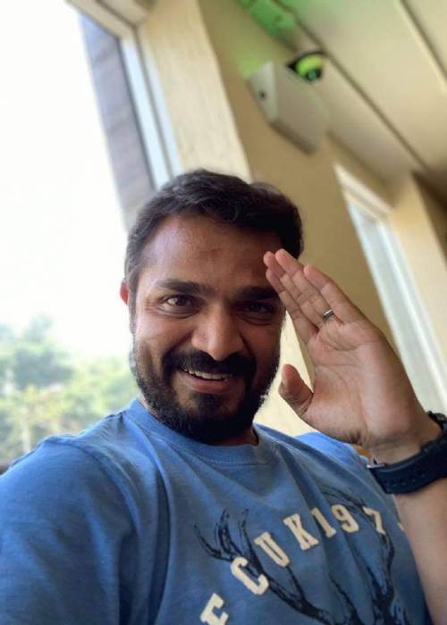 Vijay Raghavendra as seen taking a selfie in 2018