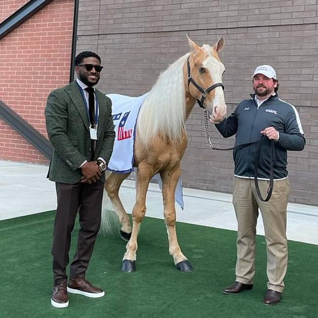 Reggie Bush as seen posing with the USFL's Birmingham Stallion's mascot in 2022