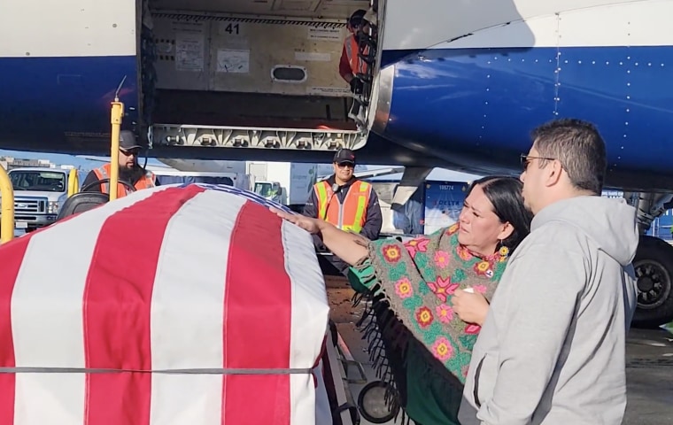 La madre de Ana Basaldua, Alejandra Ruiz, acaricia el féretro con los restos de su hija, junto al padre de la joven, Baldo Basaldua, el jueves 30 de marzo en el aeropuerto de Los Ángeles. 