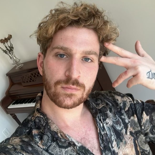 Two Feet as seen while taking a selfie in September 2023