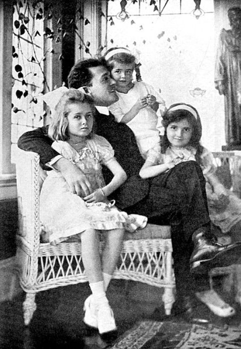 Joan Bennett (center) as seen with her father and sisters in 1919