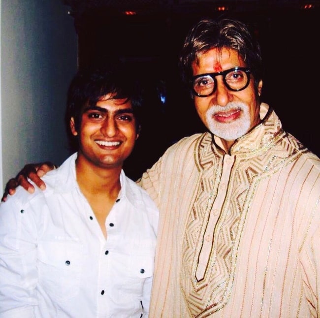 Amit Mishra (Left) as seen while smiling for the camera along with Amitabh Bachchan