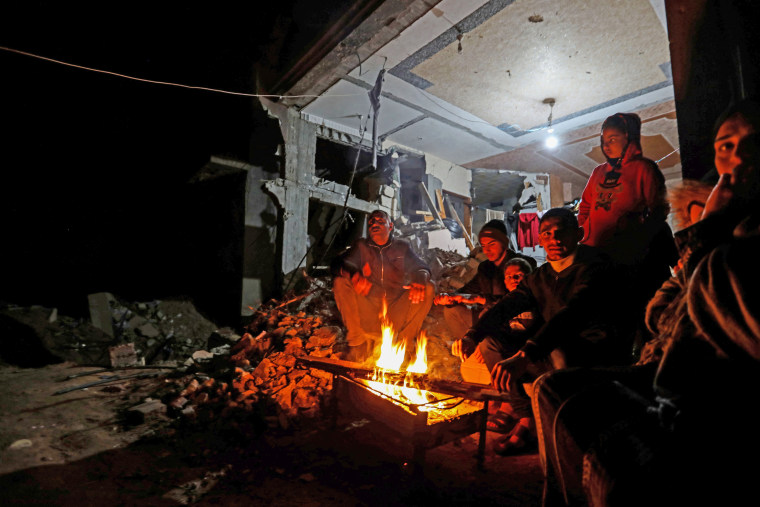 Image: As Gaza Ceasefire Holds, Residents Seek Food, Fuel And Other Aid