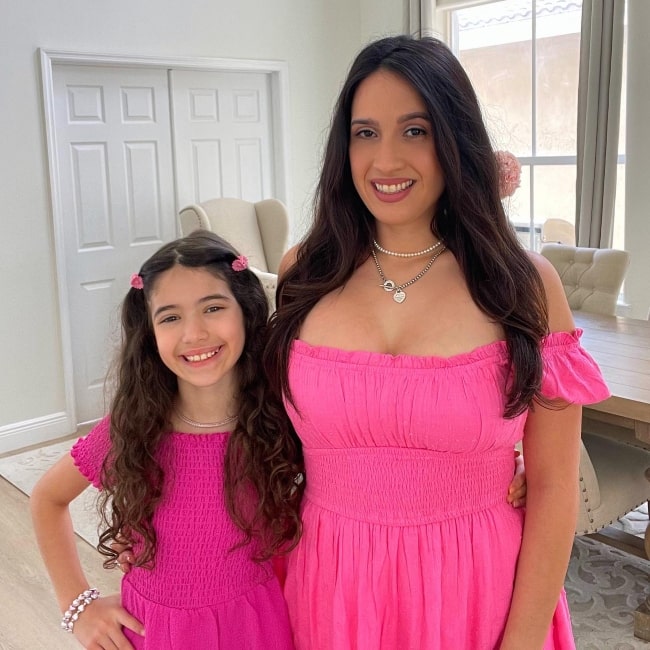 Bella Mir as seen in a picture with her mother Maria on Mother's Day in May 2023