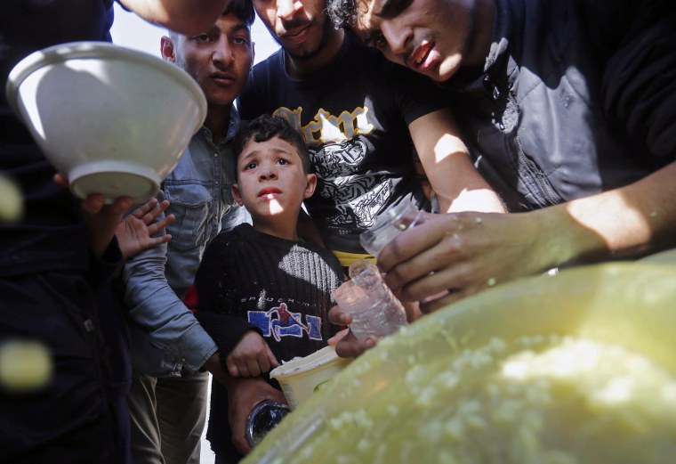 Image: Displaced Palestinians civilians face hunger and lack of water amid Israeli attacks