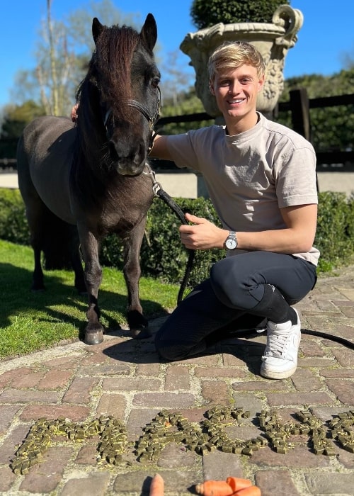 Jesse Drent as seen in a picture with a horse named Macho in April 2023