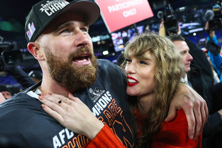 couple love relationship swift kelce happy