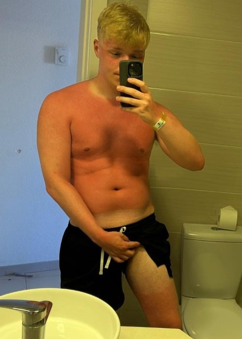 Jordan Comolli as seen in a shirtless selfie that was taken in June 2023, at the Gran Canaria, Canary Islands