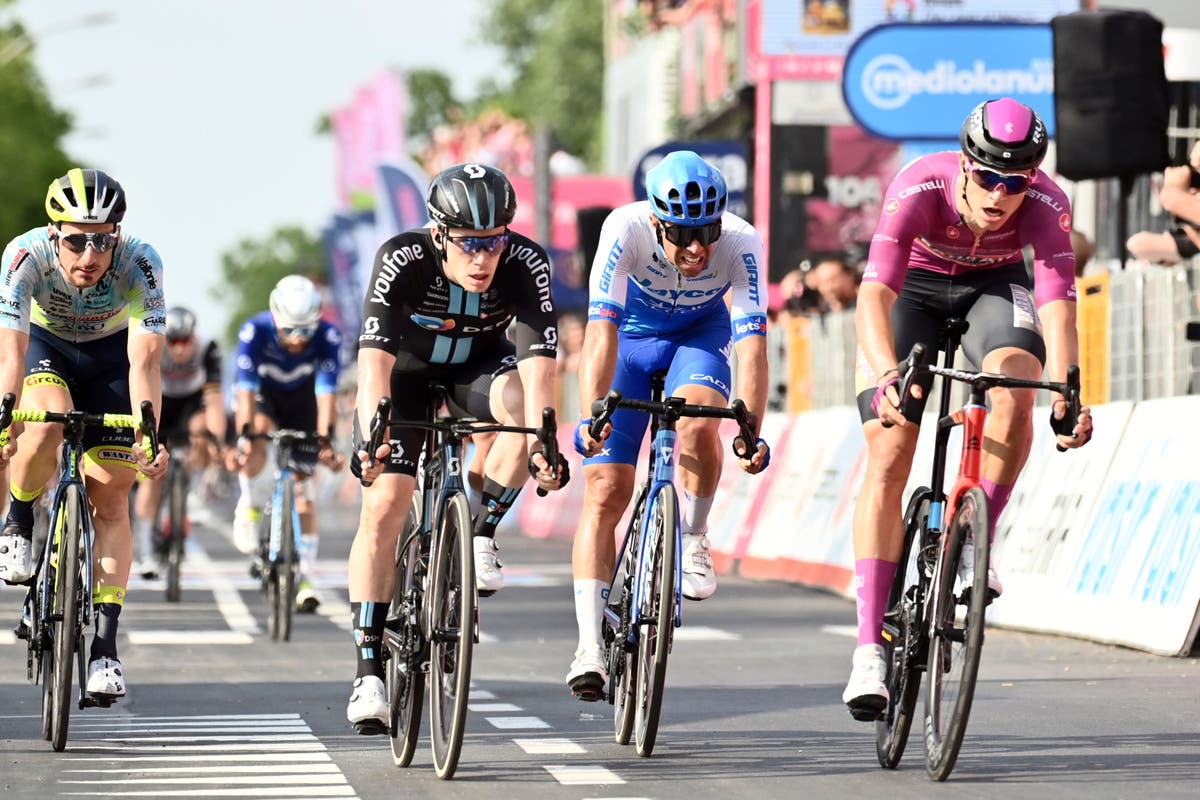 Geraint Thomas retains Giro lead as Mark Cavendish edged out in ‘crazy bunch finish’
