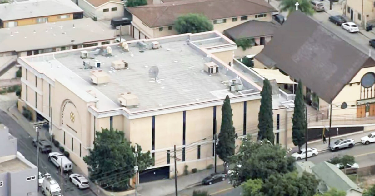 Texas Gov. Greg Abbott buses 42 migrants to Los Angeles