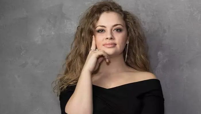 Carrie Hope Fletcher Bio, Early Life, Career, Net Worth and Salary