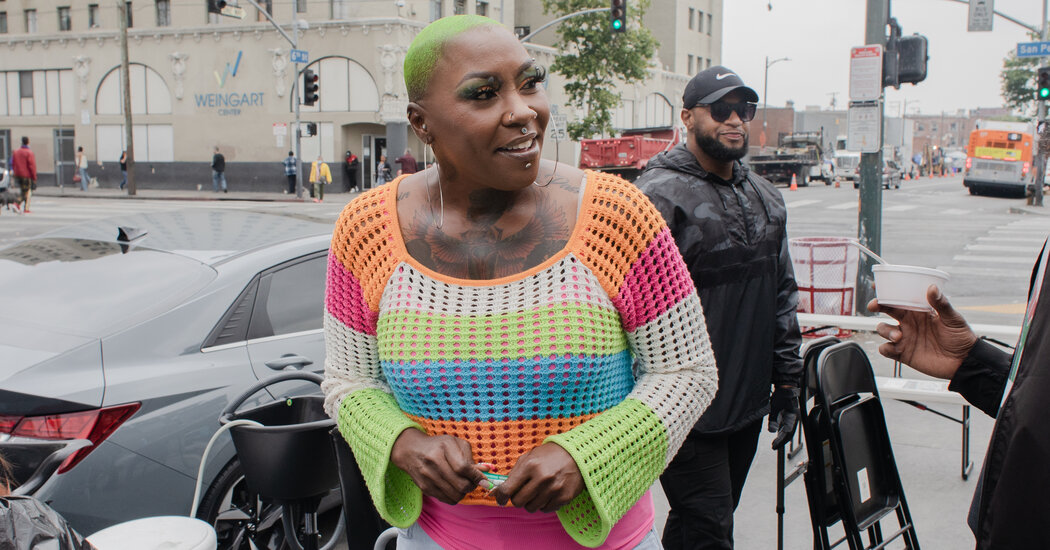 In Los Angeles, Bringing Food, Soap and the Salon to the Homeless