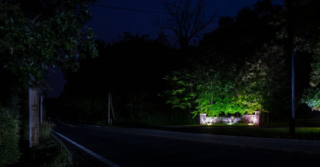 Inside Trump’s Club When the Call Came: You’re Indicted