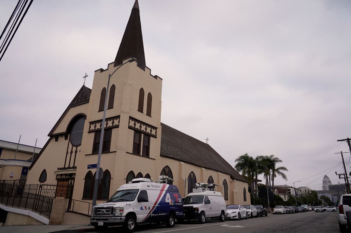 2nd bus carrying asylum seekers from Texas arrives in Los Angeles