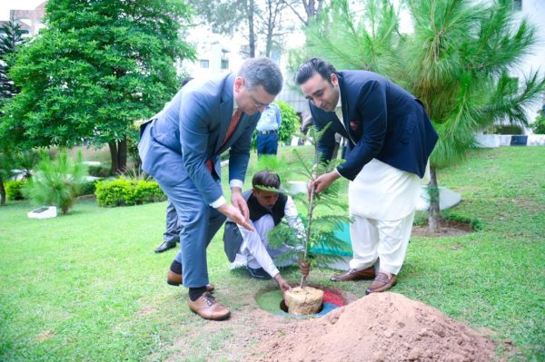 Ukraine and Pakistan Call for Restoring Black Sea Grain Deal After Talks in Islamabad