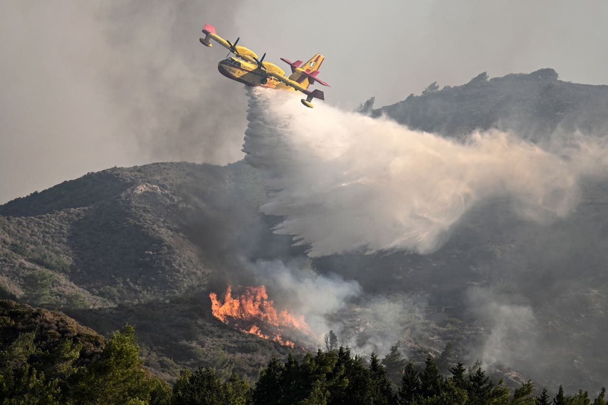 Greece fires: Pilot tells tourists flying to Rhodes is ‘terrible idea’ before takeoff