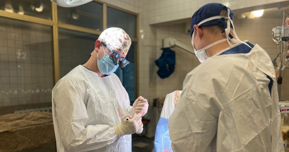 American brain surgeon scrubs in to aid Ukrainian doctors