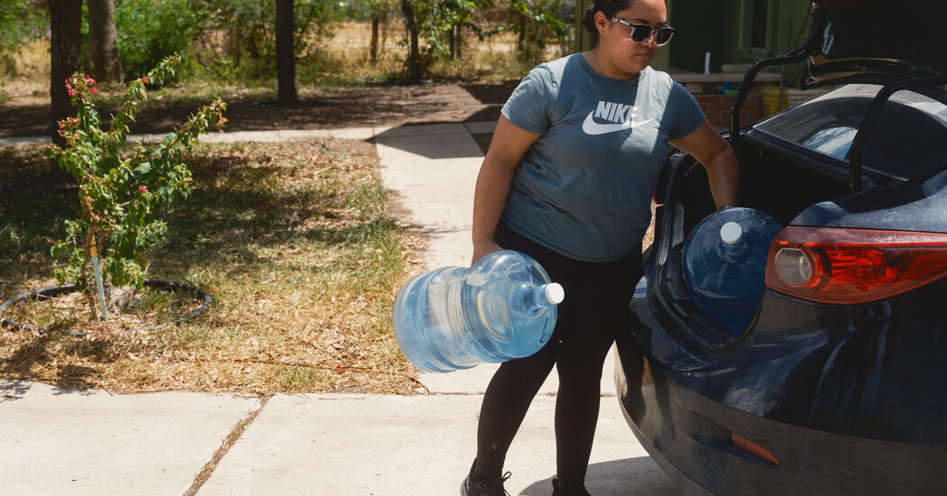In Border Towns, a ‘Dangerous Combination’ of Heat and Water Cutoffs