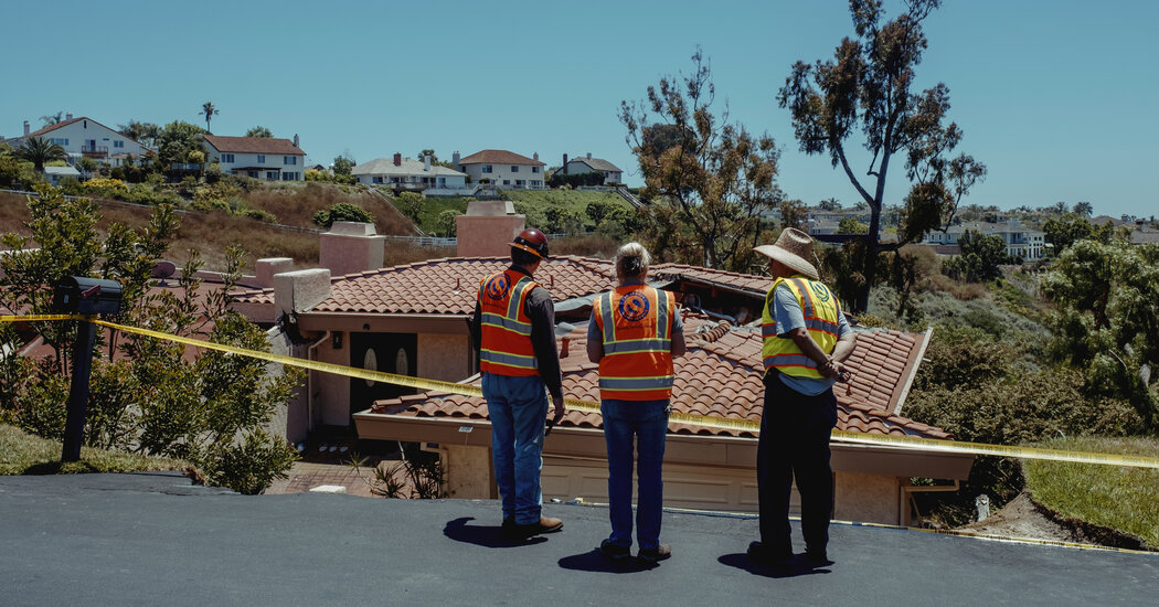 In Southern California, Hilltop Homes Sink Into a Canyon