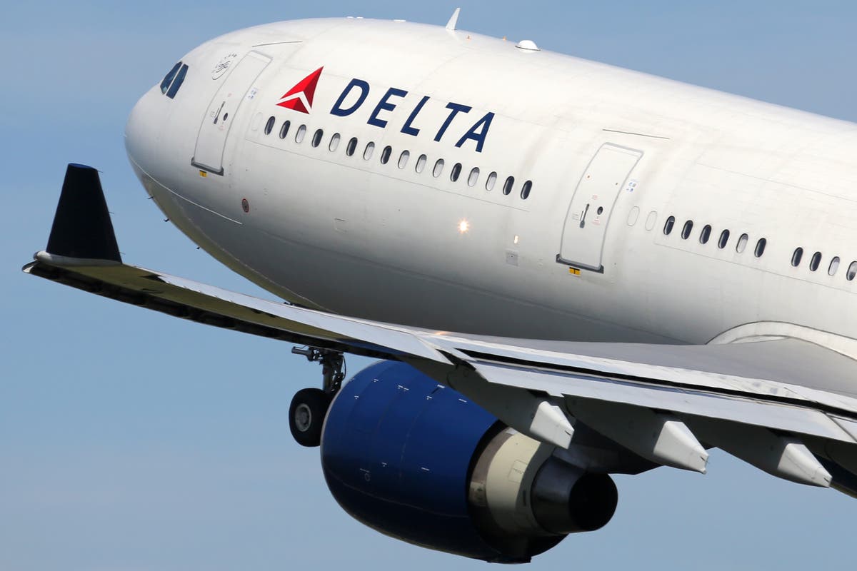 Woman claims Delta threatened to throw her off flight for wearing a tank top