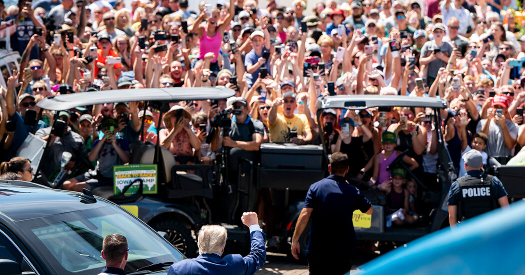 Making a Boisterous Entrance, Trump Steals Spotlight in Iowa