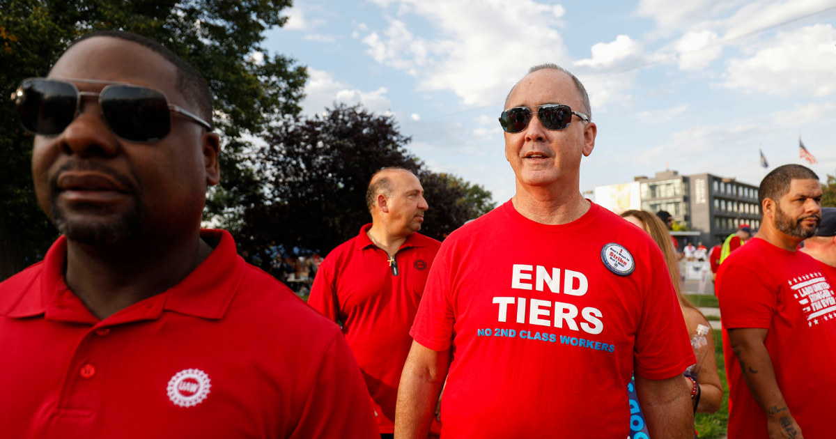 UAW leader warns of strike after Biden suggested he wasn't worried about talks failing: 'It's looking that way'
