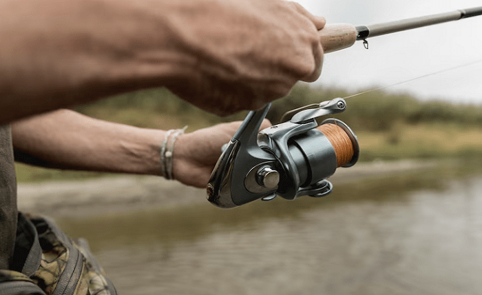 What's the difference between a baitcasting reel and a spinning reel