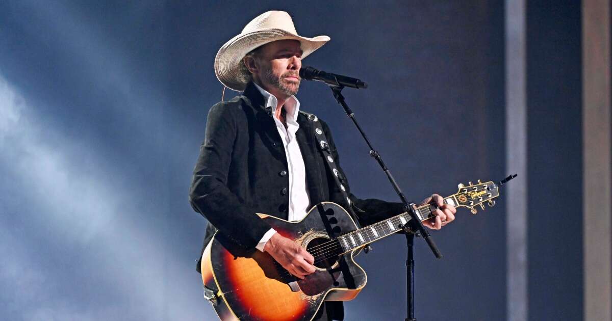 Toby Keith describes 'roller coaster' journey after cancer diagnosis as he receives Country Icon Award