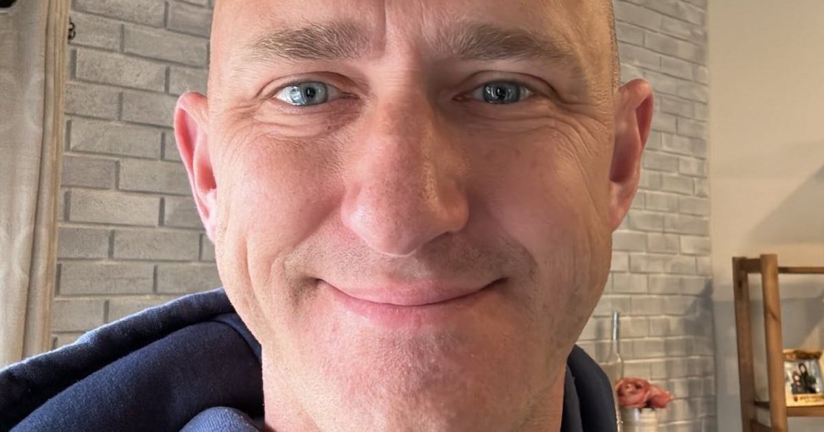 Off-duty Alaska Airlines pilot accused of trying to shut engines had "soul-chilling" look, passenger says