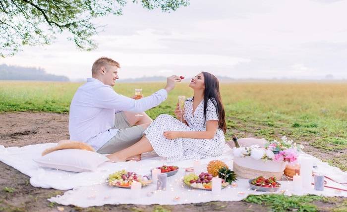The Secret to a Romantic Picnic: Choosing the Right Rug 