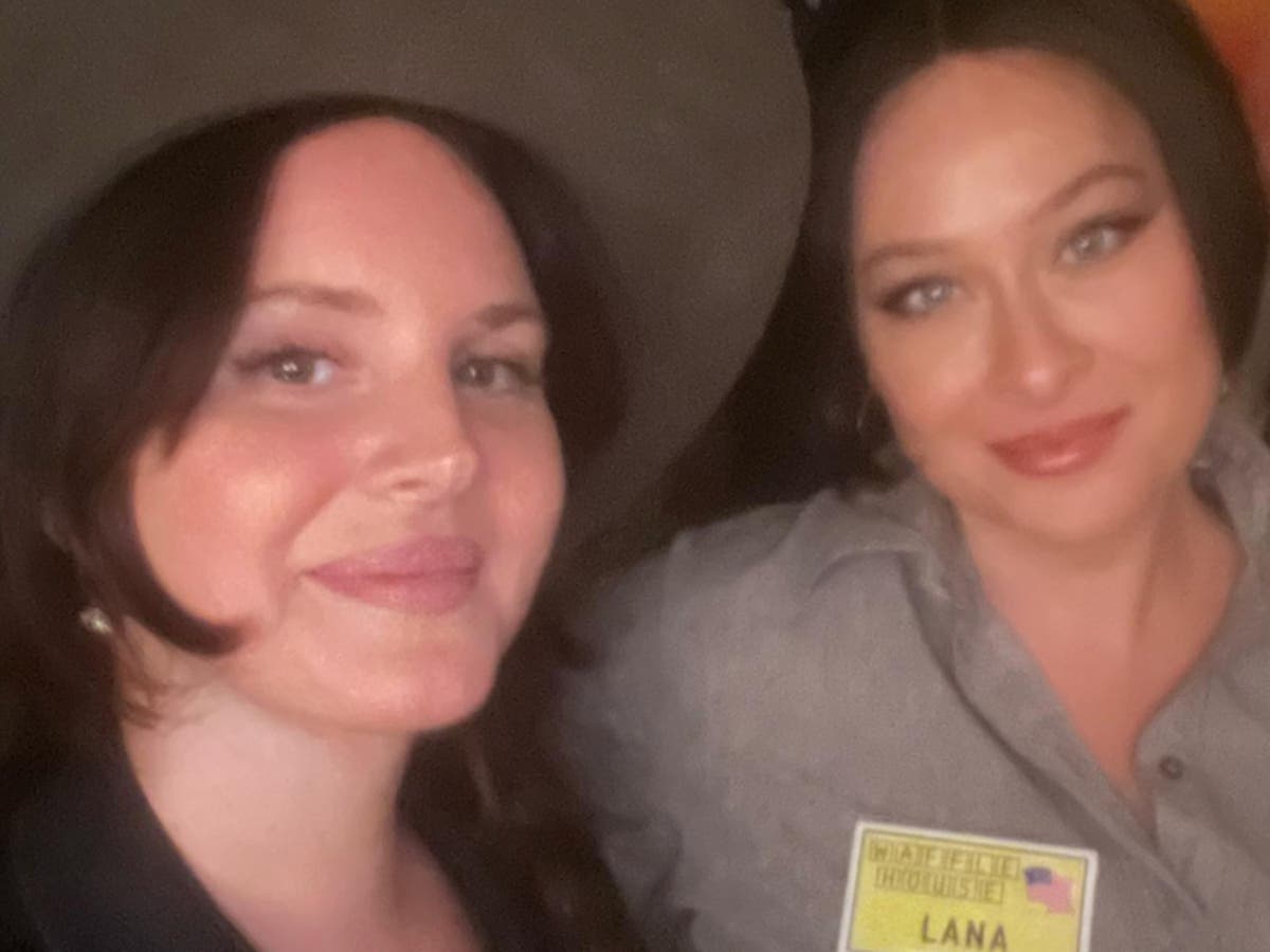 Lana Del Rey runs into fan dressed as her working at Waffle House for Halloween