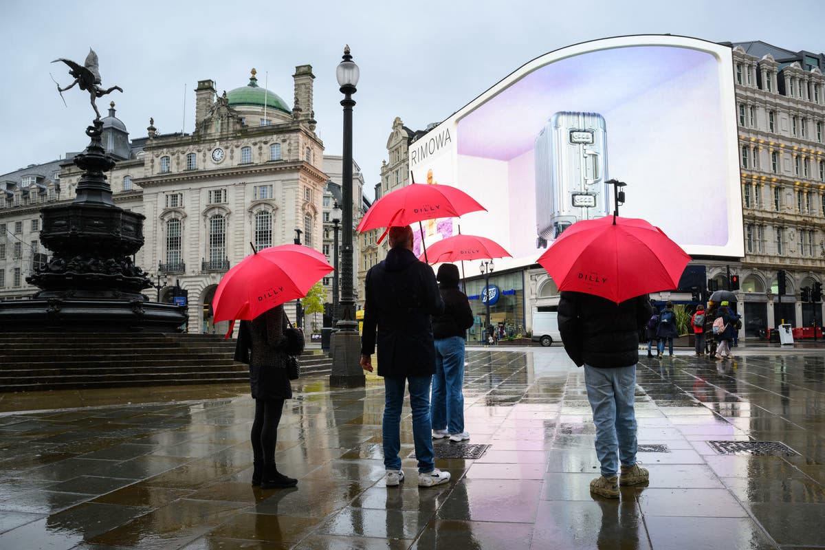 Scattered showers expected as weather charts show when snow is arriving in UK