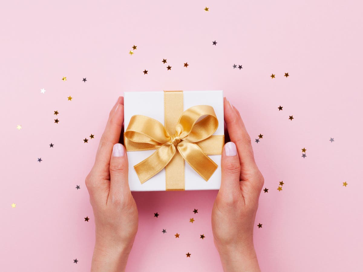 Woman considers taking back gift after friend calls off wedding