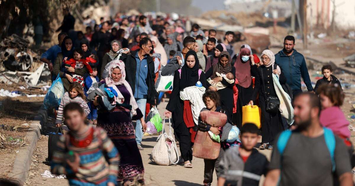 Palestinians flee on foot to southern Gaza Strip