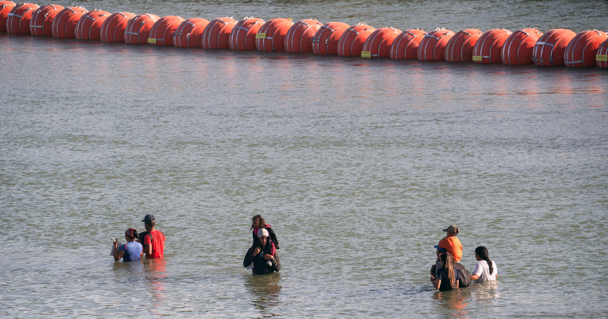 Appeals court orders Texas to remove buoy barrier on the Rio Grande border