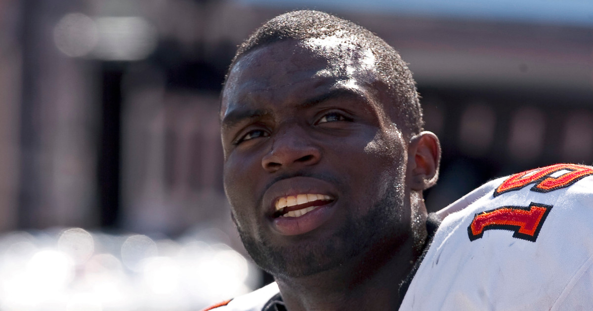 Former WR Mike Williams dies of dental-related sepsis at 36, medical examiner says