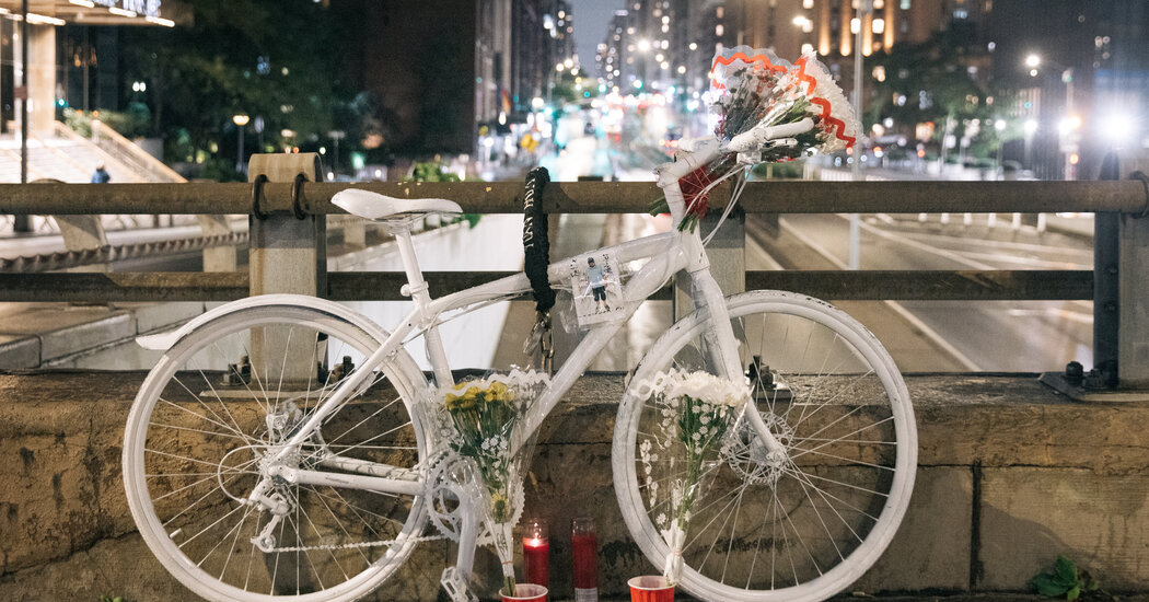 Food Delivery Workers, Overlooked in Life, Are Honored in Death