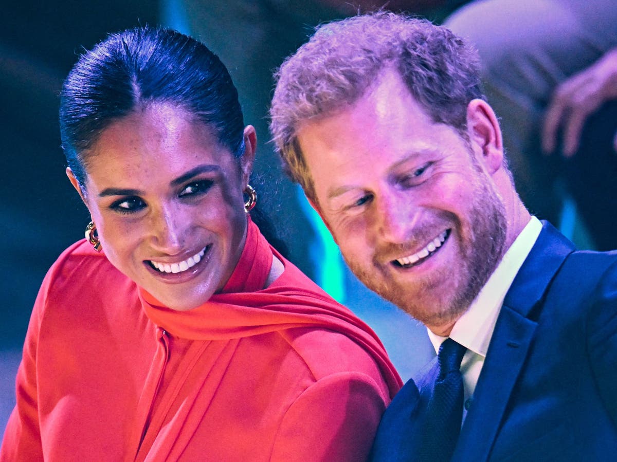 Golden Globes host has Hollywood stars in stitches with brutal Harry and Meghan joke