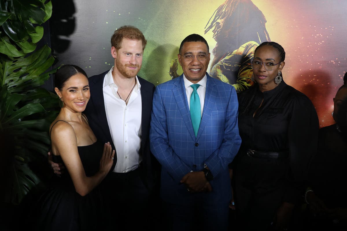 Harry and Meghan pose with PM who doesn’t want William as King