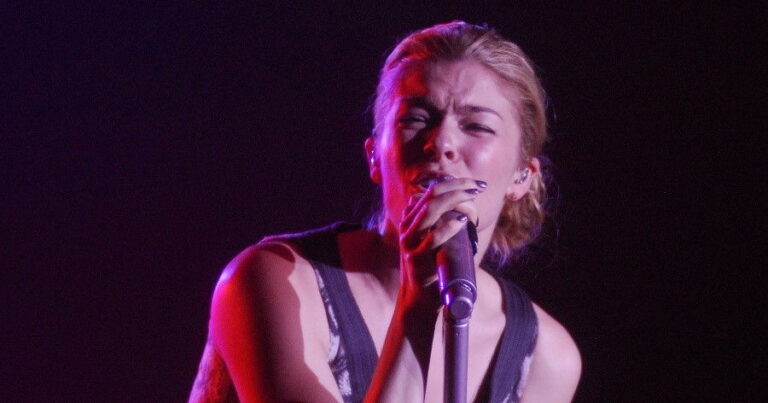 LeAnn Rimes Bio, Early Life, Career, Net Worth and Salary