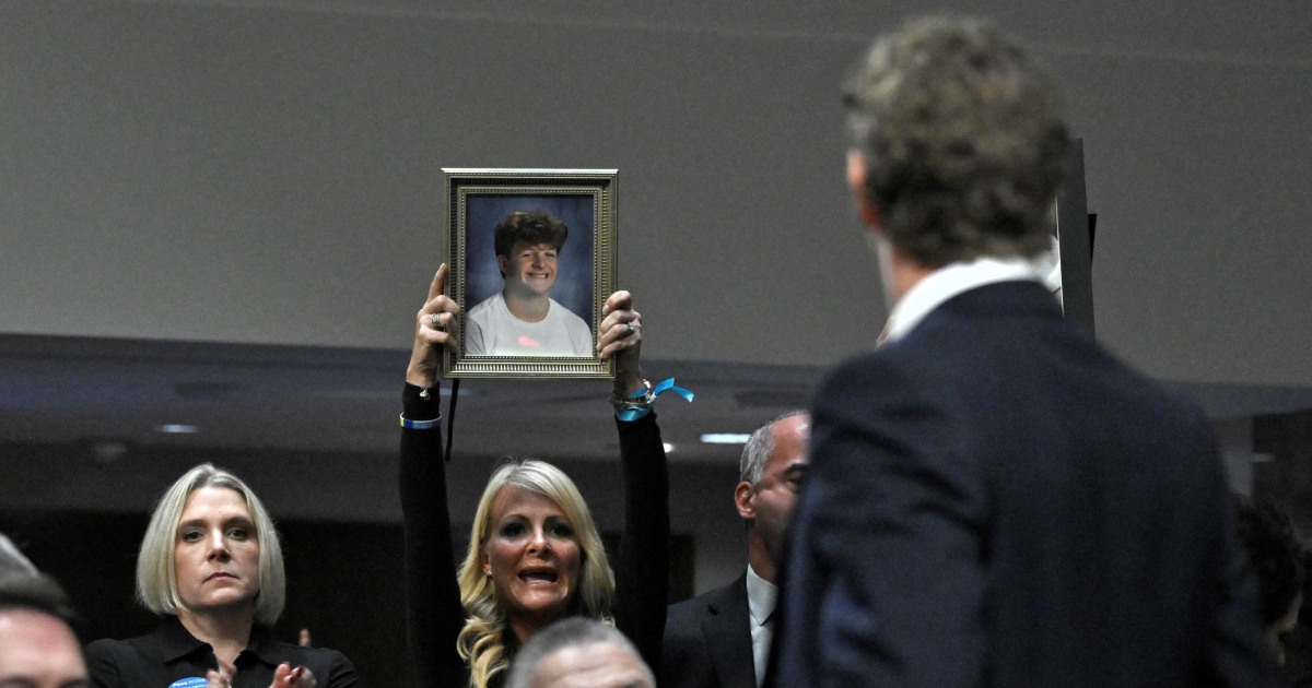 Mark Zuckerberg apologizes to parents at online child safety hearing