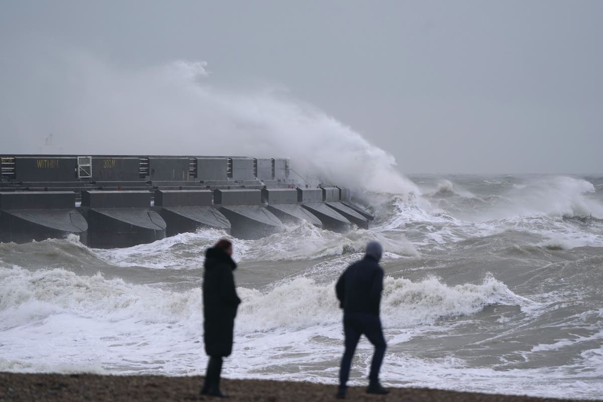Met Office issues ‘danger to life’ warning as 80mph winds to hit UK this weekend