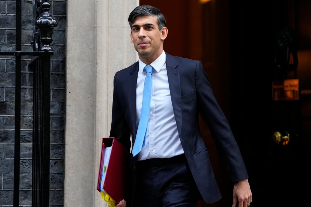 Starmer says PM being bullied by party as senior Tories slam Clarke’s ‘foolish’ coup