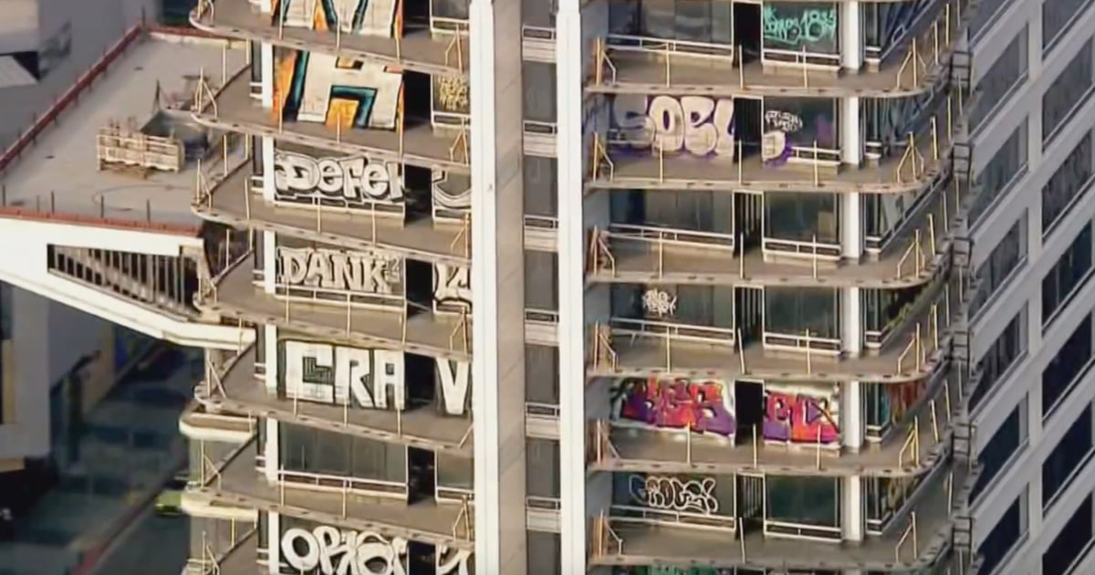 Taggers vandalize around 30 floors of Los Angeles high-rise