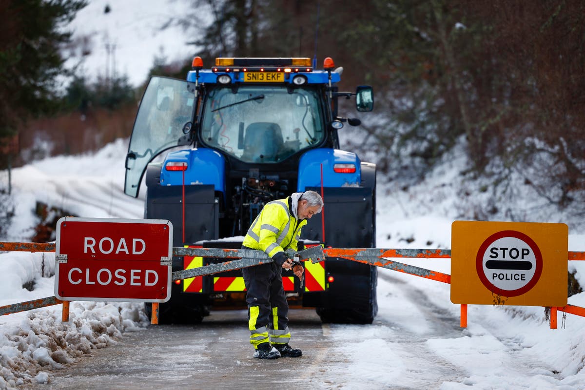 Arctic blast to bring 10 inches of snow as Met Office issues amber weather warning